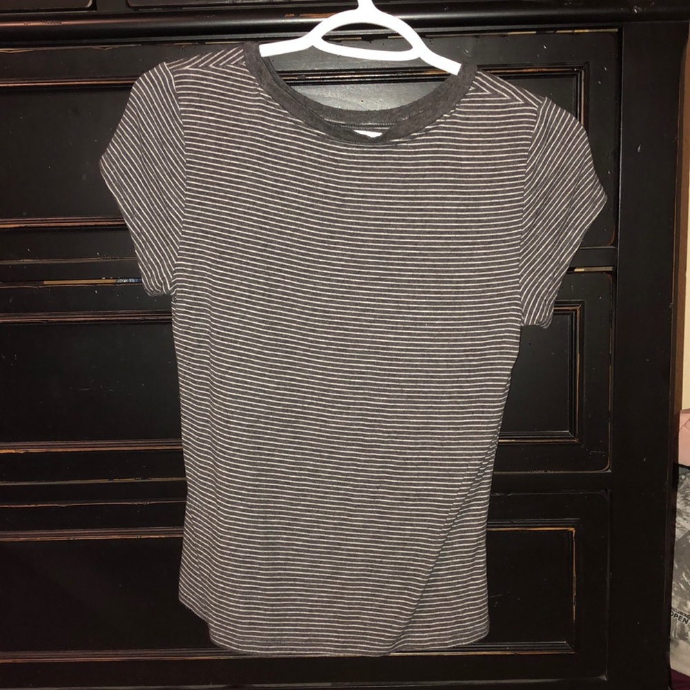grey & white tee